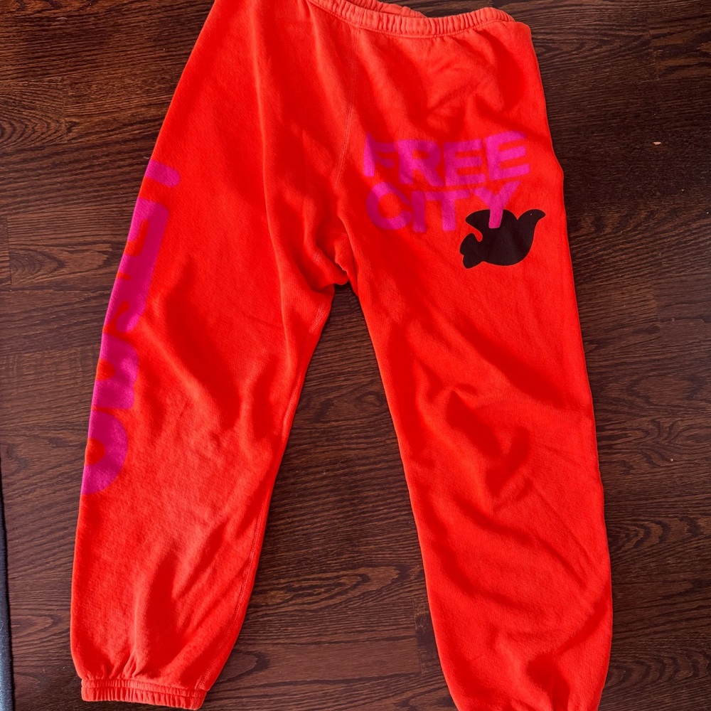 Free city sweats brand new size M